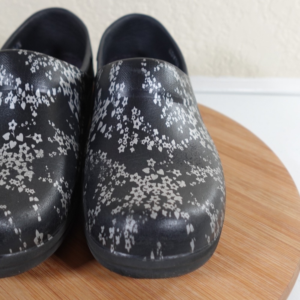 Crocs Work Neria Pro II Womens Size 7 Clog Black Metallic Silver Flowers Slip On - Picture 5 of 12